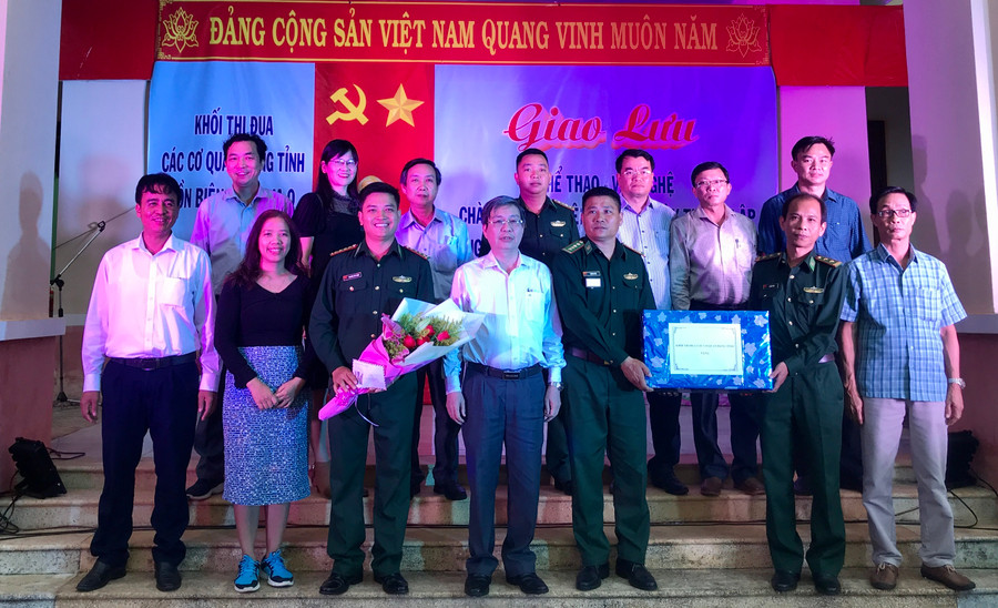 Đoàn công tác tặng quà cho cán bộ, chiến sỹ Đồn Biên phòng Ia O. Ảnh Trần Dung
