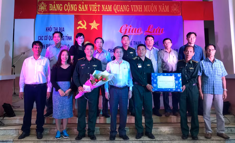 Đoàn công tác tặng quà cho cán bộ, chiến sỹ Đồn Biên phòng Ia O. Ảnh Trần Dung