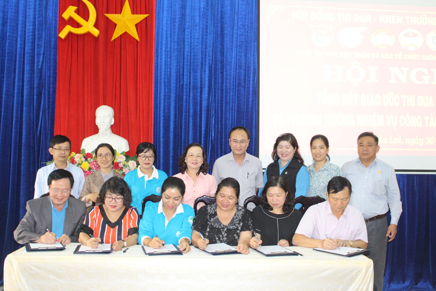 Các đơn vị trong Khối thi đua Mặt trận và các tổ chức chính trị-xã hội tỉnh ký kết giao ước thi đua năm 2021. Ảnh P.L