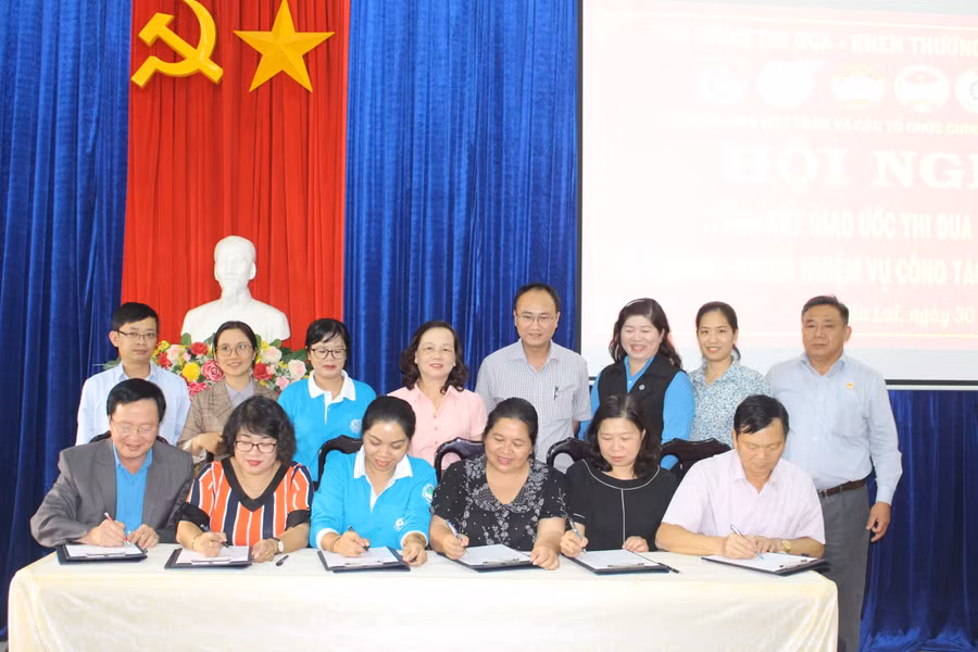 Các đơn vị trong Khối thi đua Mặt trận và các tổ chức chính trị-xã hội tỉnh ký kết giao ước thi đua năm 2021. Ảnh P.L
