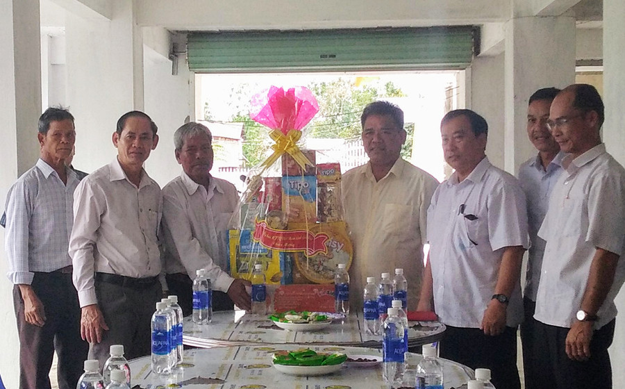 Đồng chí Hồ Văn Điềm-Ủy viên Ban Thường vụ Tỉnh ủy, Chủ tịch Ủy ban MTTQ Việt Nam tỉnh đến thăm và tặng quà Chi hội Tin lành Plei Ma Rin (xã Ia Ma Rơn, huyện Ia Pa). Ảnh: Lê Đại Đồng chí Hồ Văn Điềm-Ủy viên Ban Thường vụ Tỉnh ủy, Chủ tịch Ủy ban Mặt trận Tổ quốc tỉnh đã đến thăm và chúc mừng Lễ Giáng sinh 2020 tại một số cơ sở của đạo Công giáo và đạo Tin lành trên địa bàn huyện Phú Thiện và huyện Ia Pa. Ảnh: Lê Đại