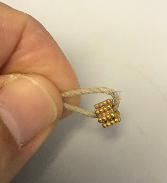 Cận cảnh hạt vàng được tìm thấy. Tuy bé nhỏ nhưng nó có giá trị lịch sử vô cùng lớn, bởi hé lộ công nghệ khó tin 3.000 năm trước - Ảnh: TMSP Cận cảnh hạt vàng được tìm thấy. Tuy bé nhỏ nhưng nó có giá trị lịch sử vô cùng lớn, bởi hé lộ công nghệ khó tin 3.000 năm trước - Ảnh: TMSP