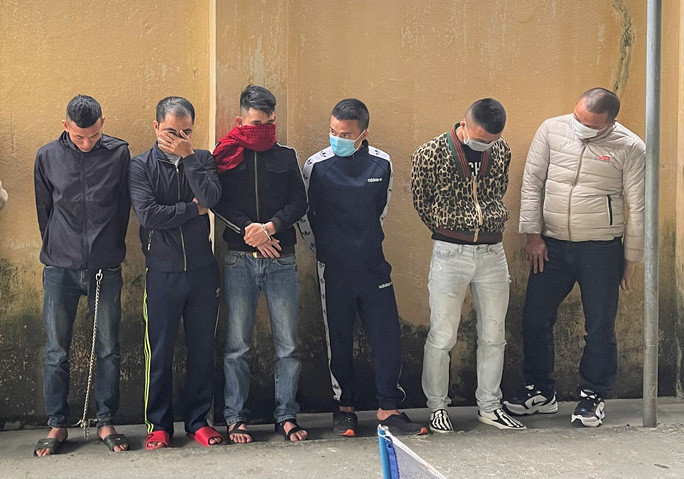 ...và 6 nam thanh niên bị bắt quả tang khi đang 