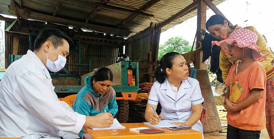 Khám sàng lọc bệnh phong tại cộng đồng. Ảnh: Như Nguyện Khám sàng lọc bệnh phong tại cộng đồng. Ảnh: Như Nguyện