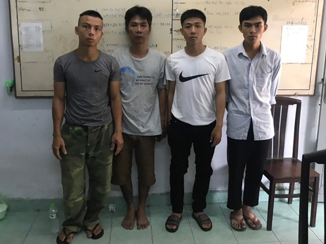 Nhóm người bị tạm giữ. Nhóm người bị tạm giữ.