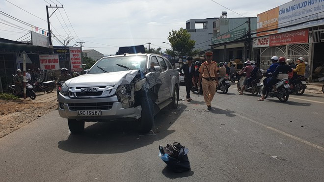 Hiện trường vụ tai nạn liên hoàn làm xe bán tải và xe ô tô con 7 chỗ bị hư hỏng nặng. ẢNH: TRÙNG DƯƠNG