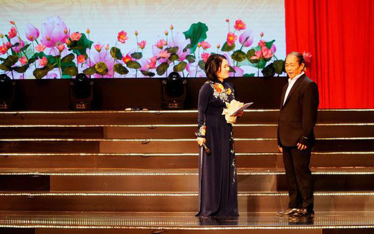 Ông Võ Văn Bình (66 tuổi), đại biểu dự Đại hội Thi đua yêu nước toàn quốc lần thứ X, chia sẻ câu chuyện cứu sống gần 100 khỏi dòng lũ dữ  Ông Võ Văn Bình (66 tuổi), đại biểu dự Đại hội Thi đua yêu nước toàn quốc lần thứ X, chia sẻ câu chuyện cứu sống gần 100 khỏi dòng lũ dữ