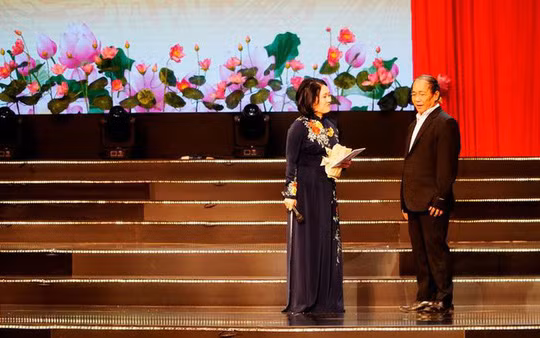  Ông Võ Văn Bình (66 tuổi), đại biểu dự Đại hội Thi đua yêu nước toàn quốc lần thứ X, chia sẻ câu chuyện cứu sống gần 100 khỏi dòng lũ dữ