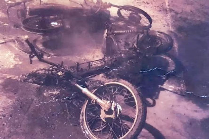 Nhóm Tiến đã đốt xe máy sau khi đánh nhau. Ảnh: D.Hiệp.