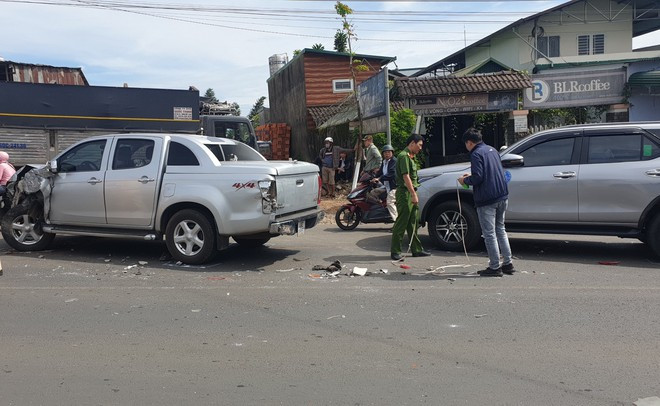 Công an khám nghiệm hiện trường vụ tai nạn ẢNH: TRÙNG DƯƠNG