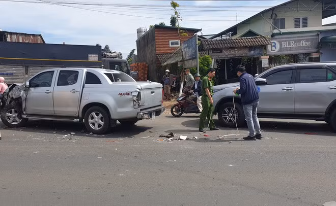 Công an khám nghiệm hiện trường vụ tai nạn ẢNH: TRÙNG DƯƠNG