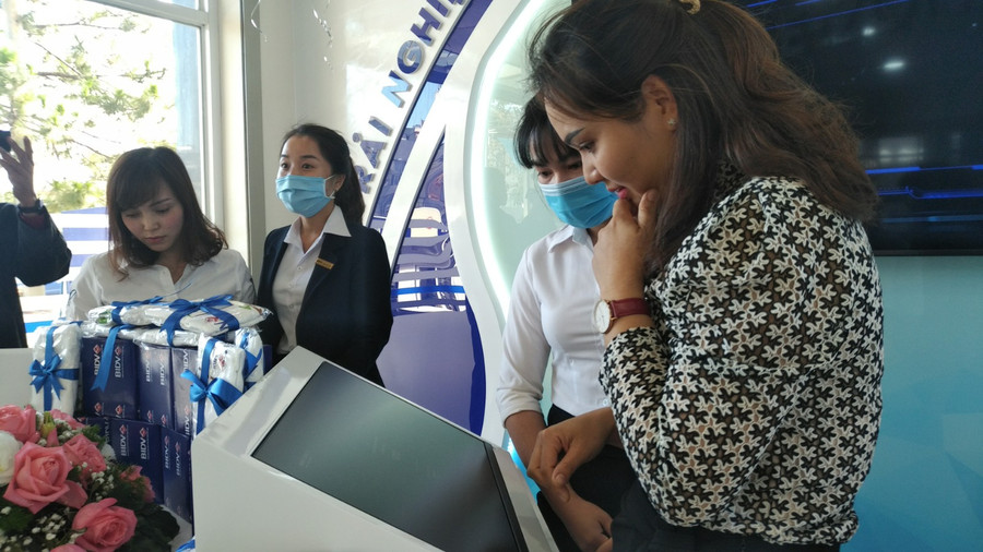 Với thông điệp “Chạm để trải nghiệm”, BIDV E-zone mang lại sự hài lòng cho khách hàng đam mê công nghệ. Ảnh: Hải Bình