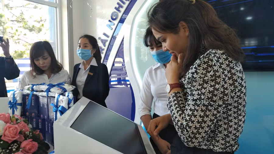 Với thông điệp “Chạm để trải nghiệm”, BIDV E-zone mang lại sự hài lòng cho khách hàng đam mê công nghệ. Ảnh: Hải Bình