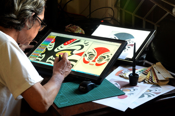 Họa sĩ La Thanh Hiền vẽ lại mặt nạ tuồng trên máy tính, nhằm số hóa Họa sĩ La Thanh Hiền vẽ lại mặt nạ tuồng trên máy tính, nhằm số hóa