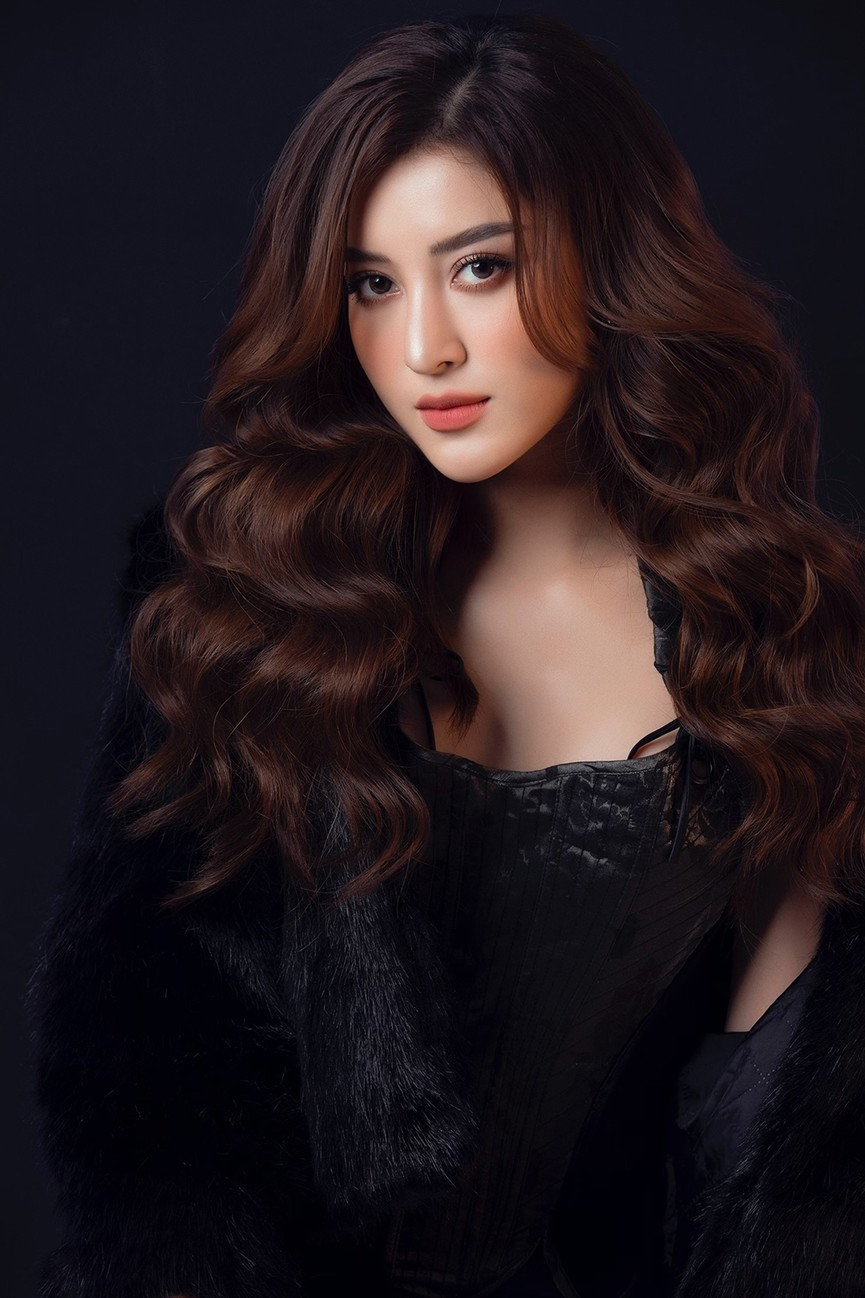 Huyền My lựa chọn trang phục gợi cảm, tông đen huyền bí để thực hiện bộ ảnh mới.