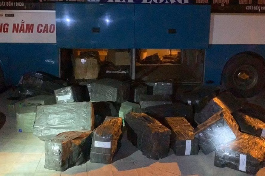 500 kg lòng sấy khô được cho là nhập lậu từ Trung Quốc trên chiếc xe khách bị Cảnh sát giao thông Quảng Ninh chặn bắt khi đang di chuyển từ Móng Cái về Hà Nội. Ảnh: Hải Hà