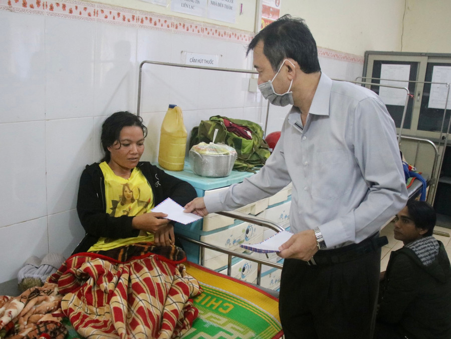 Ông Lê Quang Thái-Chủ tịch UBND huyện Chư Pưh thăm, động viên các bệnh nhân vụ ngộc độc. Ảnh: Đỗ Ngọc