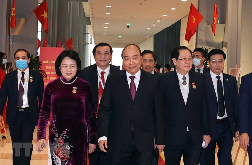 Thủ tướng Nguyễn Xuân Phúc, Chủ tịch Hội đồng Thi đua- Khen thưởng Trung ương và các đại biểu dự Lễ khai mạc. (Ảnh: Thống Nhất/TTXVN) Thủ tướng Nguyễn Xuân Phúc, Chủ tịch Hội đồng Thi đua- Khen thưởng Trung ương và các đại biểu dự Lễ khai mạc. (Ảnh: Thống Nhất/TTXVN)