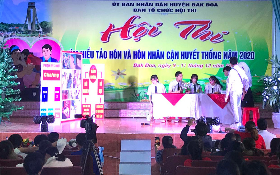 Trường THPT Nguyễn Huệ (huyện Đak Đoa) thi phần tiểu phẩm. Ảnh: R'Ô Hok Trường THPT Nguyễn Huệ (huyện Đak Đoa) thi phần tiểu phẩm. Ảnh: R'Ô Hok