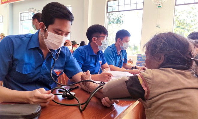 Chương trình còn kết hợp khám chữa bệnh cho 500 người dân tại xã Măng Ri - Ảnh: ĐỨC NHẬT Chương trình còn kết hợp khám chữa bệnh cho 500 người dân tại xã Măng Ri - Ảnh: ĐỨC NHẬT