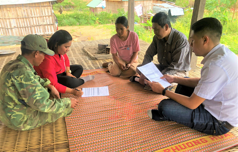 Ban Dân tộc tỉnh phối hợp với Phòng Lao động-Thương binh và Xã hội huyện Đak Pơ tìm hiểu quá trình thoát nghèo tại hộ anh Đinh Văn Thi (xã Ya Hội). Ảnh: Đinh Yến