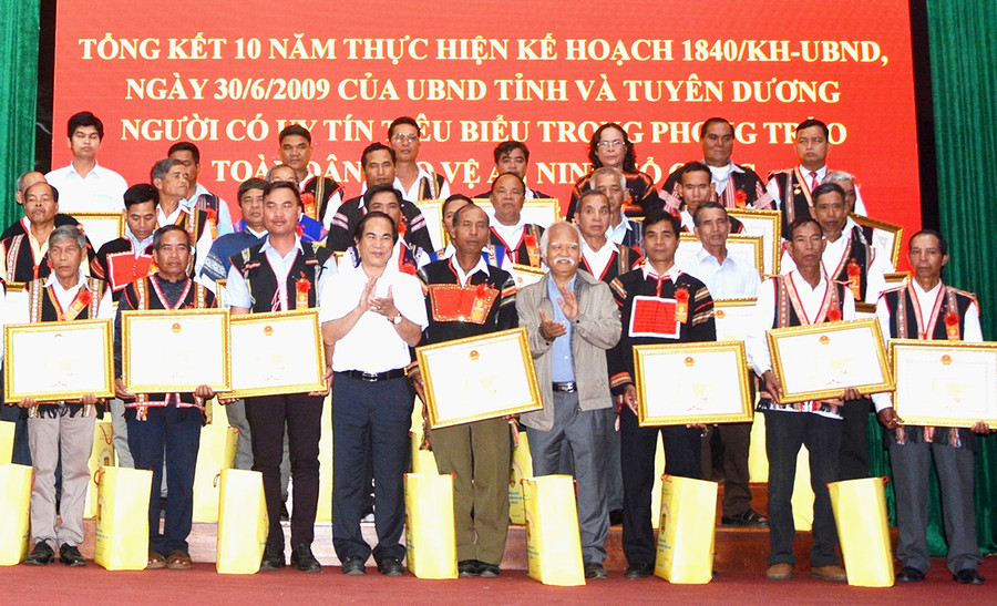  Già làng Nay Chuar (hàng thứ nhất, ở giữa) nhận bằng khen của Chủ tịch UBND tỉnh. Ảnh: Nguyễn Hữu