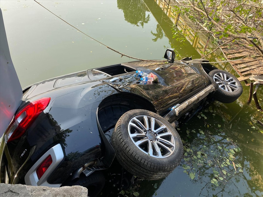  4 người trên xe đã may mắn thoát nạn.