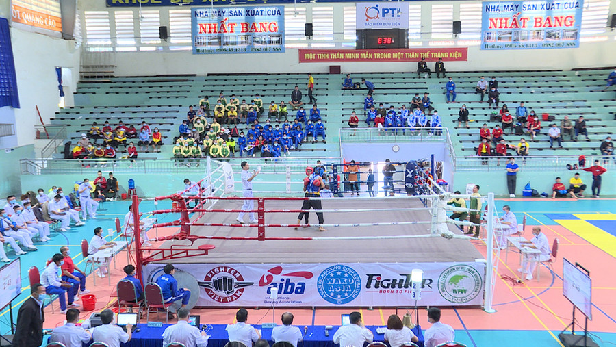  Hai vận động viên thi đấu trận đầu tiên của giải. Ảnh: Thiên Di