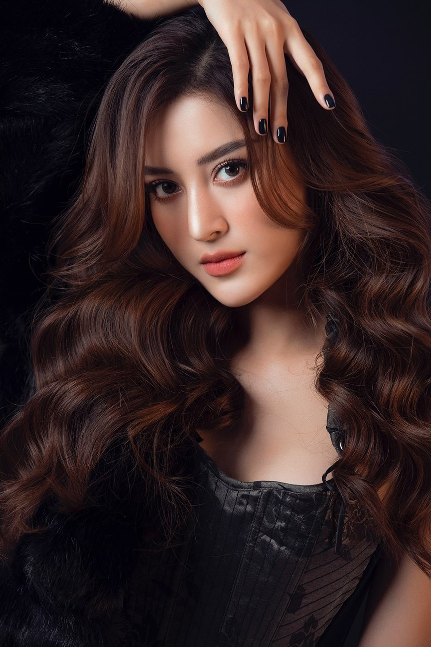 Huyền My sở hữu vẻ đẹp quyến rũ, mặn mà nhưng không kém phần dịu dàng.