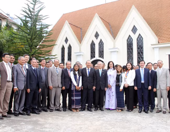 Phó Thủ tướng Trương Hòa Bình chụp ảnh lưu niệm tại Hội thánh Tin lành Việt Nam (miền Nam).
