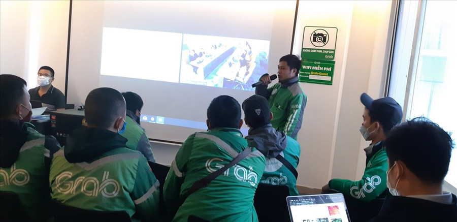 Tài xế đối thoại với lãnh đạo Grab. Ảnh: C.N Tài xế đối thoại với lãnh đạo Grab. Ảnh: C.N