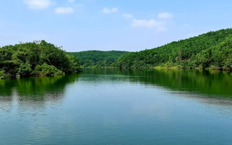  Dòng sông Ba Chẽ trong xanh, uốn lượn êm đềm.