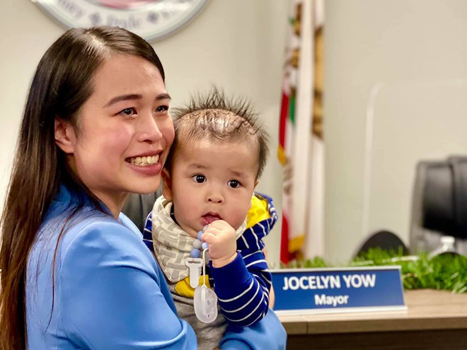 Nữ Thị trưởng Jocelyn Yow không nén được xúc động khi ôm con trai 6 tháng tuổi, Kayden trong ngày tuyên thệ nhậm chức - Ảnh: FBNV