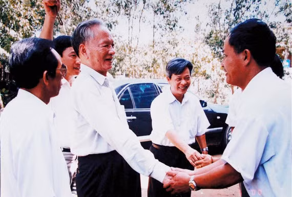  Cố Chủ tịch nước, Đại tướng Lê Đức Anh trong một lần về thăm, làm việc tại quê hương Thừa Thiên - Huế. Ảnh: Tư liệu