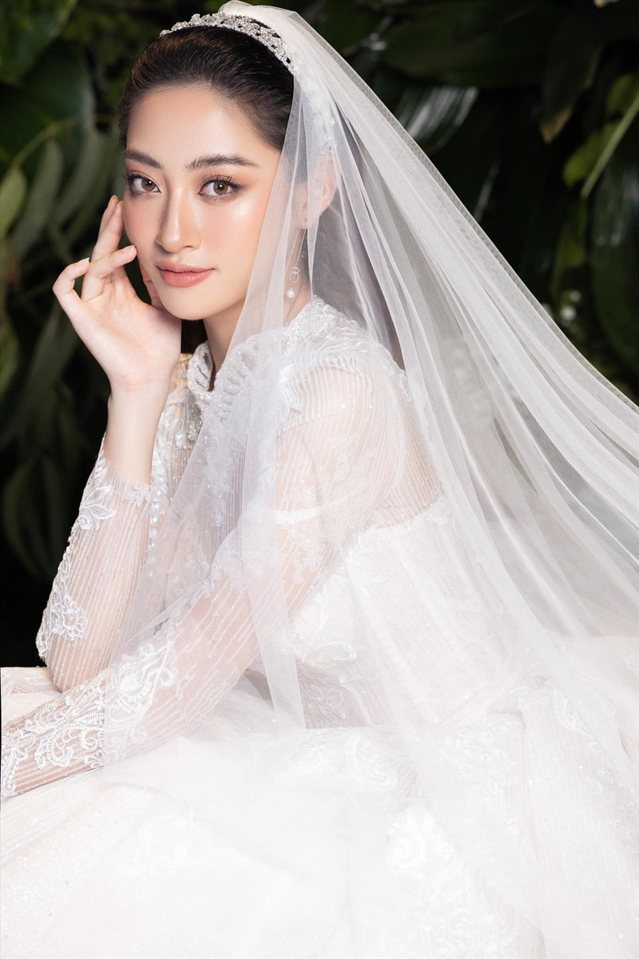 Song song với việc tham gia các hoạt động nghệ thuật, từ hiện, Hoa hậu Lương Thùy Linh vẫn hoàn thành tốt việc học tại trường Đại học Ngoại thương. Ảnh: MrAT.