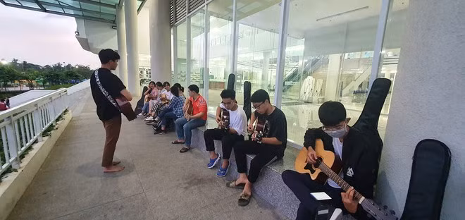 Ngoài việc tập thể thao, nhiều bạn còn dành khung thời gian từ 17 giờ 30 đến 20 giờ để học thêm guitar ẢNH: TẤN ĐẠT