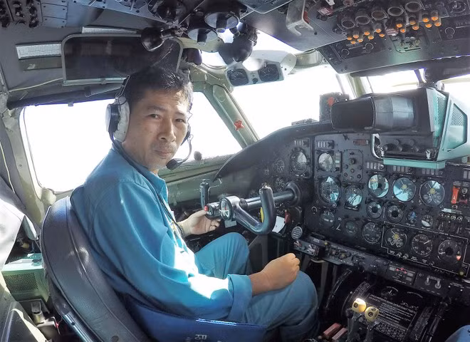 Đại tá - cơ trưởng Nguyễn Thế Cường điều khiển máy bay An-26 làm nhiệm vụ tuần tiễu trên vùng biển phía Nam, tháng 4.2017. MAI THANH HẢI