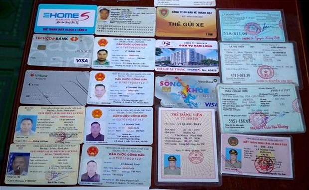 Các giấy tờ nghi là giả mà cơ quan chức năng thu giữ được trên người và trong hành lý của Lý Quang Thái. (Ảnh: Công Mạo/TTXVN) Các giấy tờ nghi là giả mà cơ quan chức năng thu giữ được trên người và trong hành lý của Lý Quang Thái. (Ảnh: Công Mạo/TTXVN)