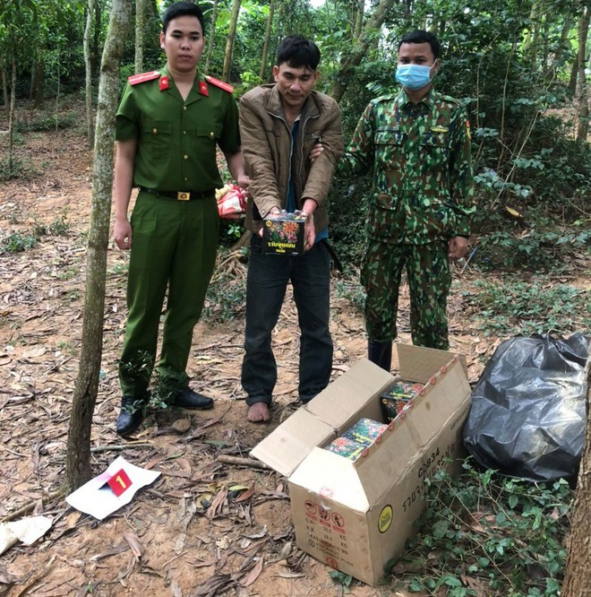 Một người vận chuyển pháo lậu bị lực lượng chức năng Quảng Trị bắt giữ giữa tháng 12.2020 - ẢNH: THANH LỘC