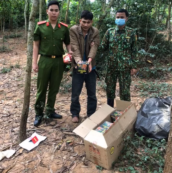 Một người vận chuyển pháo lậu bị lực lượng chức năng Quảng Trị bắt giữ giữa tháng 12.2020 - ẢNH: THANH LỘC