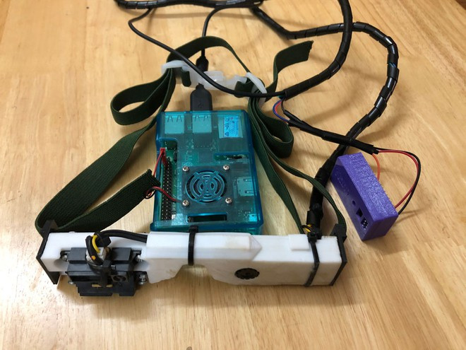 Sản phẩm mắt kính cho người khiếm thị áp dụng trí tuệ nhân tạo của Huy và Nhật