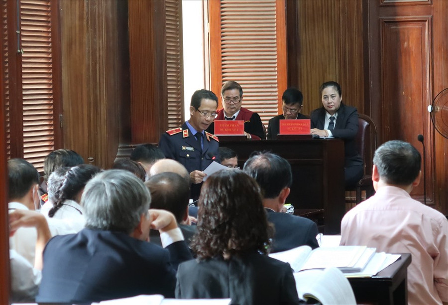 Đại diện Viện Kiểm sát công bố cáo trạng. Ảnh: Hữu Huy