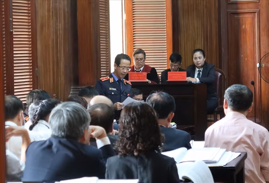 Đại diện Viện Kiểm sát công bố cáo trạng. Ảnh: Hữu Huy