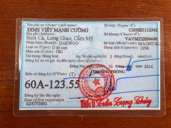 Chiếc xe ô tô vừa được tìm thấy và cà vẹt đã sang tên người khác