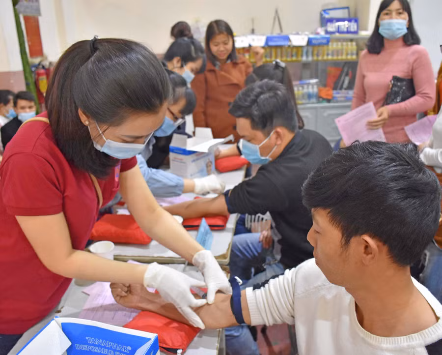 Đông đảo cán bộ, đoàn viên thanh niên tham gia hiến máu tình nguyện. Ảnh: Hà Phương