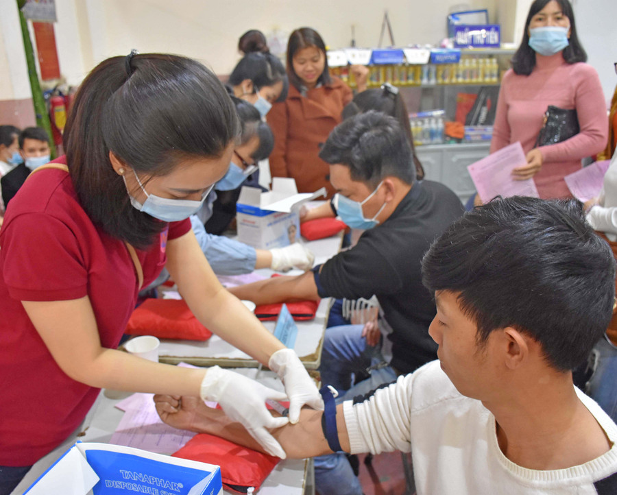 Đông đảo cán bộ, đoàn viên thanh niên tham gia hiến máu tình nguyện. Ảnh: Hà Phương