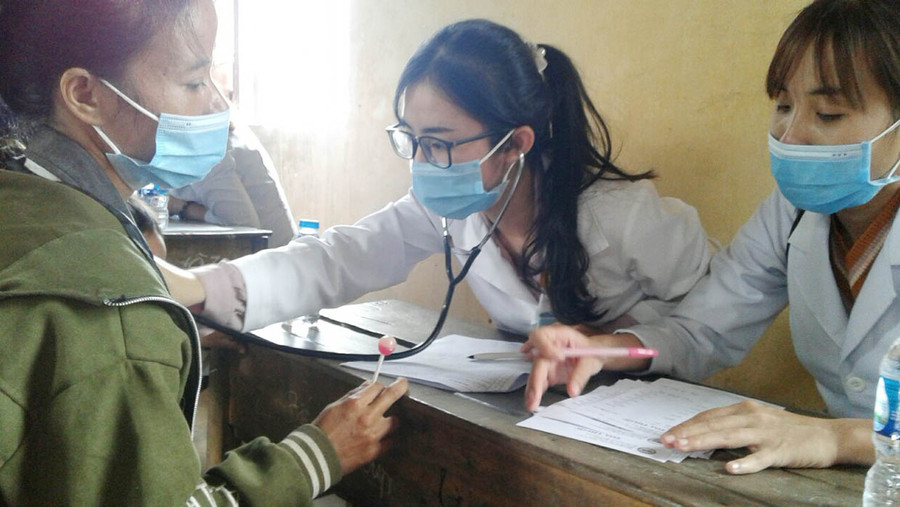  Khám bệnh, cấp thuốc miễn phí cho nhân dân xã Ia Sol. Ảnh: Hồng Ngọc