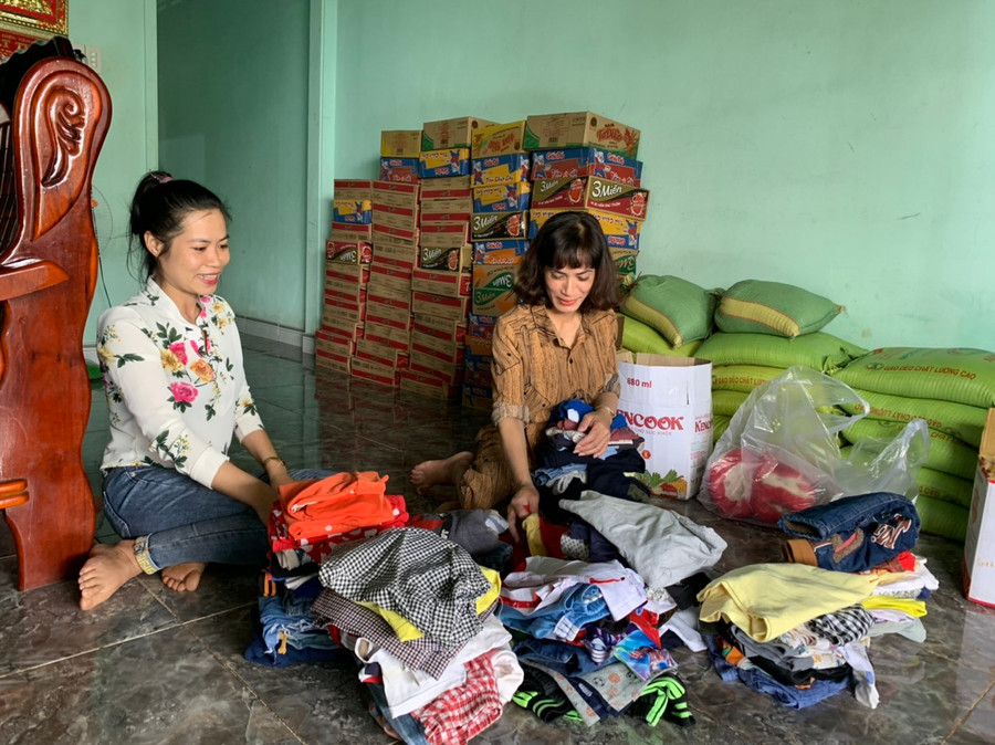 Chị Thái Thị Hồng Thơ (bìa phải) chuẩn bị các phần quà để tặng người nghèo. Ảnh: Hồng Thương