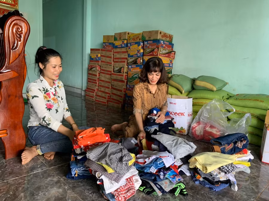 Chị Thái Thị Hồng Thơ (bìa phải) chuẩn bị các phần quà để tặng người nghèo. Ảnh: Hồng Thương