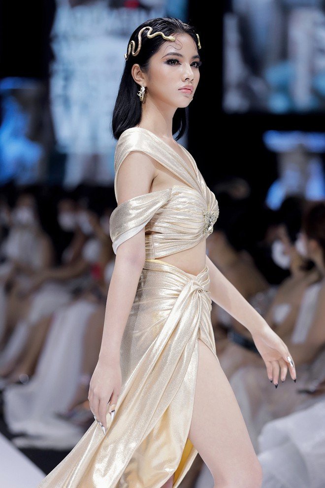 Các người mẫu lần lượt xuất hiện với những thiết kế mang đậm dấu ấn thần thoại Hy Lạp thông qua họa tiết chỉ vàng, mô phỏng những bức tranh chạm trổ hay hình học đối xứng. Trong ảnh, Cẩm Đan tự tin sải bước với thần thái ấn tượng. Sau cuộc thi Hoa hậu Việt Nam 2020, cô được nhiều nhà thiết kế mời trình diễn với vai trò người mẫu ẢNH: KIẾNG CẬN
